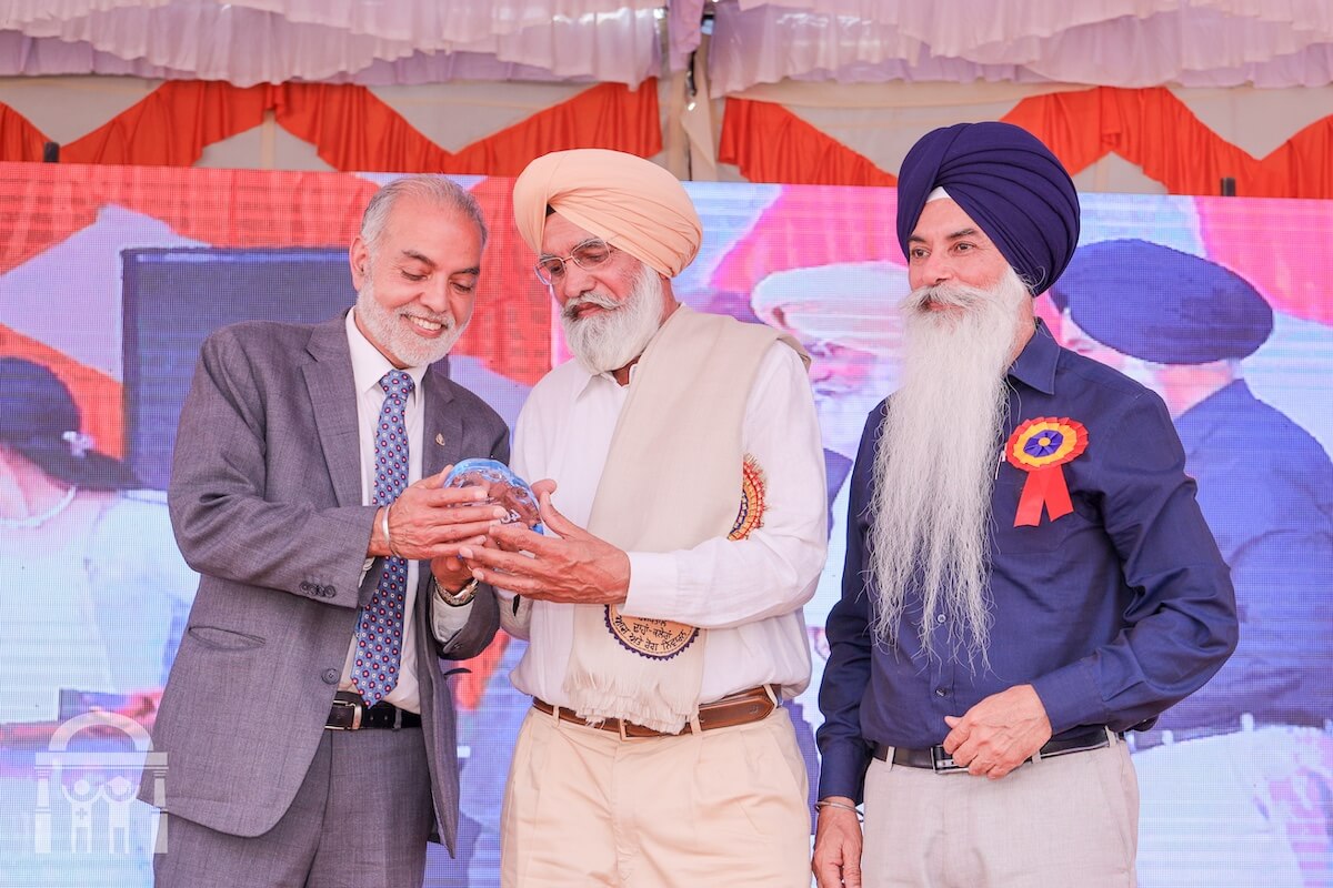 Dr Mahil Singh receiving gift at the 40th Anniversary of Guru Nanak Mission Hospital Dhahan Kaleran