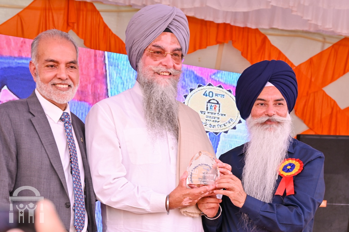 Kultar Singh Sandhwan receiving a gift at the 40th Anniversary of Guru Nanak Mission Hospital